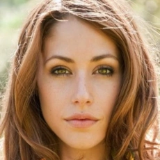 Amanda Crew