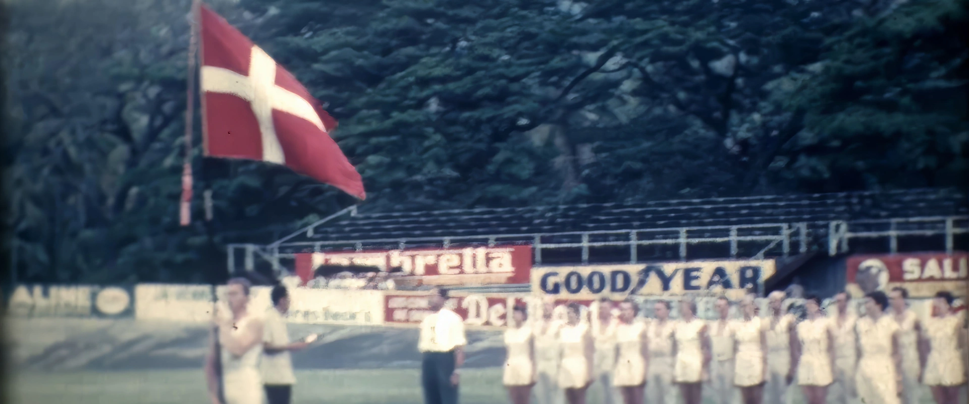 Les films d'Emile Tchen - Arrivée avec le Tahitien de l'équipe de gymnastique danoise