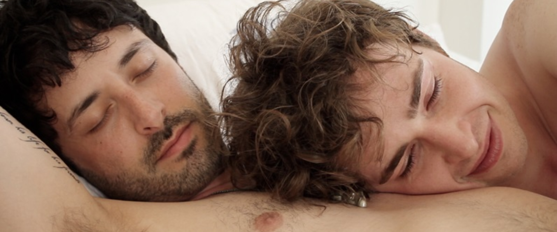 Trois dans le même lit