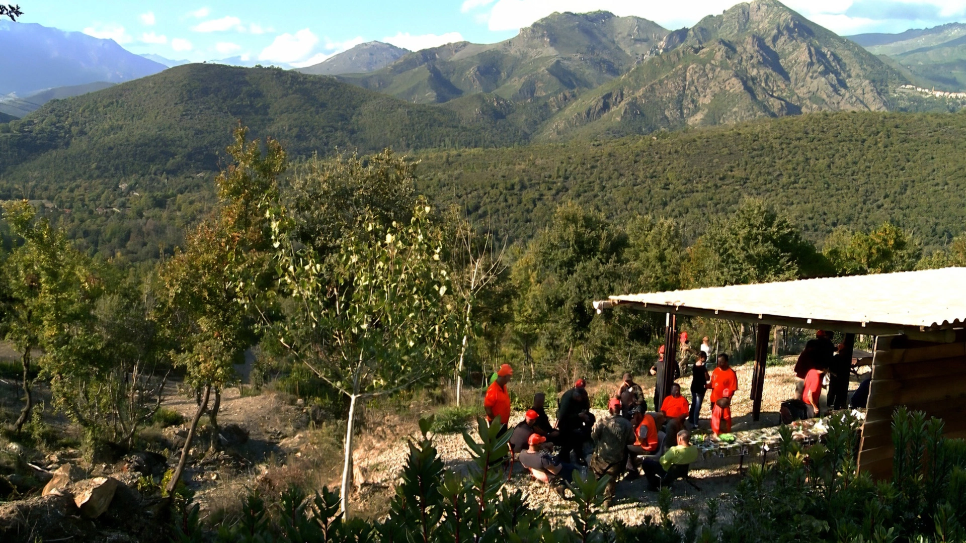 CHASSE DANS LA MONTAGNE CORSE