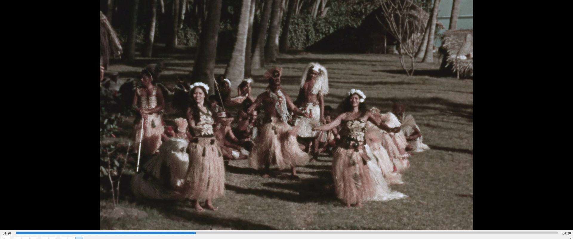Films de Douglas Campbell - Tiurai 1937 - Groupe de danse en bord de mer