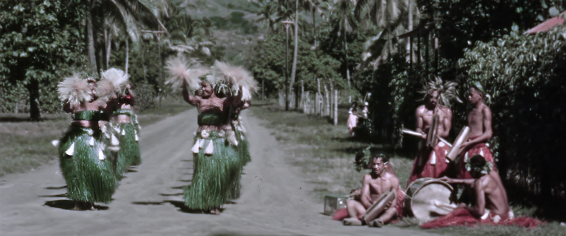 Films de Douglas Campbell - Tiurai 1937 - Répétition d'un groupe de danse sur la route