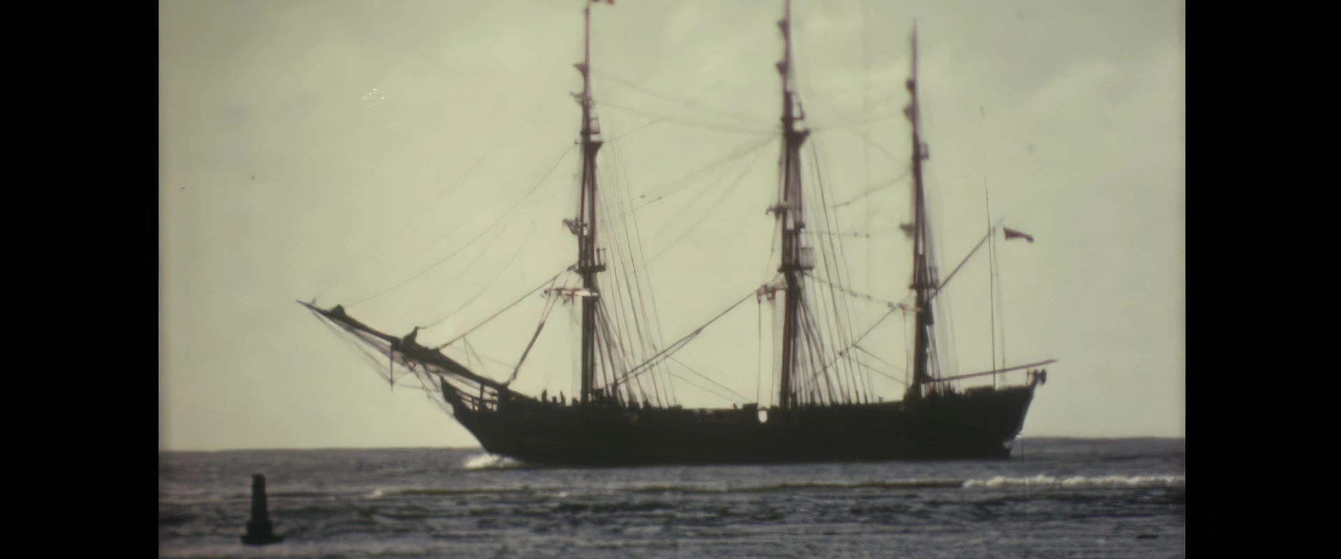 Archives HD Tahiti Films - Entrée de la réplique du HMS Bounty dans le port de Papeete