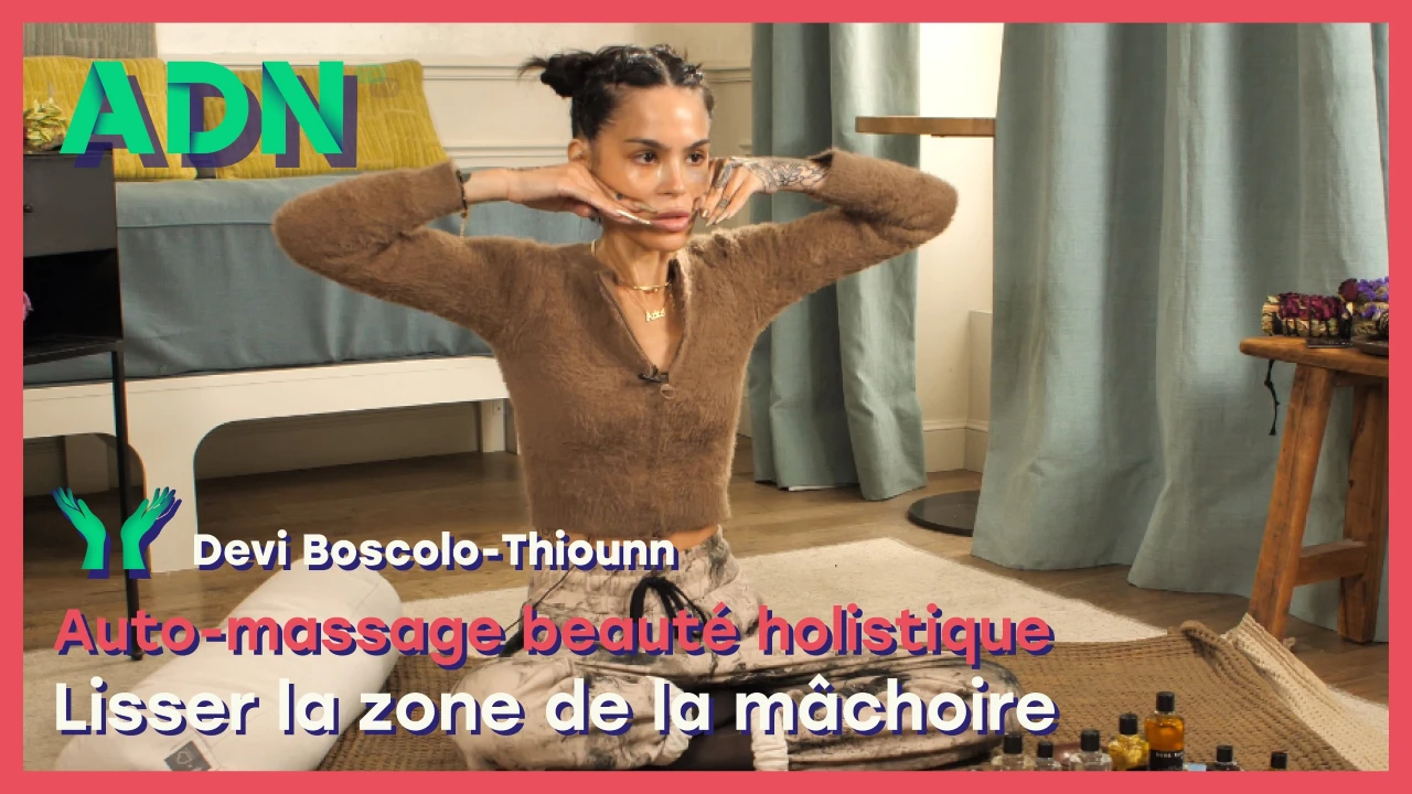 Auto-massage beauté holistique : lisser la zone de la mâchoire