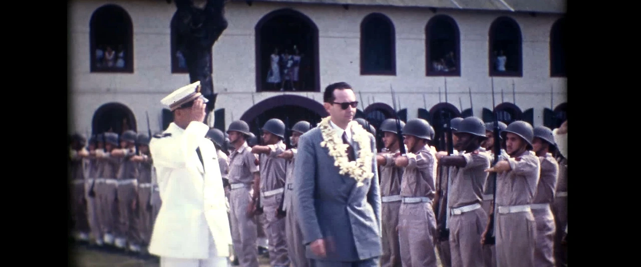 Les films d'Emile Tchen - Arrivée à Tahiti du ministre Roger Duveau