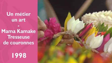 Un métier un art - Mama Kamake, tresseuse de couronnes