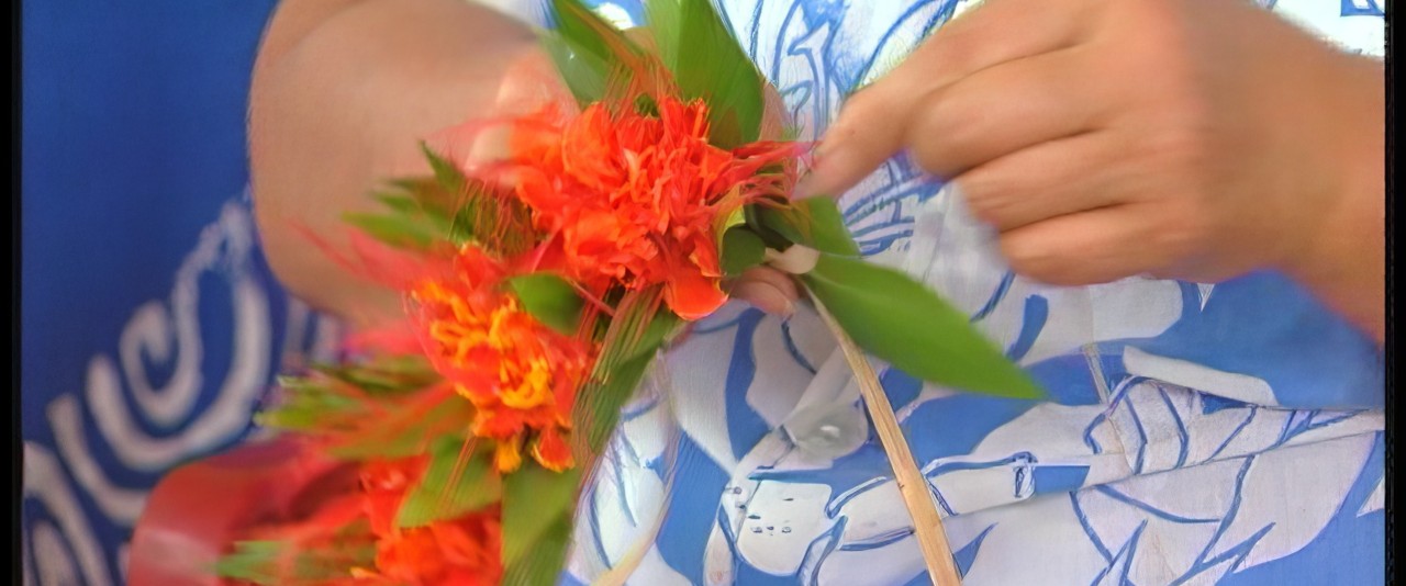 Un métier un art - Mama Kamake, tresseuse de couronnes