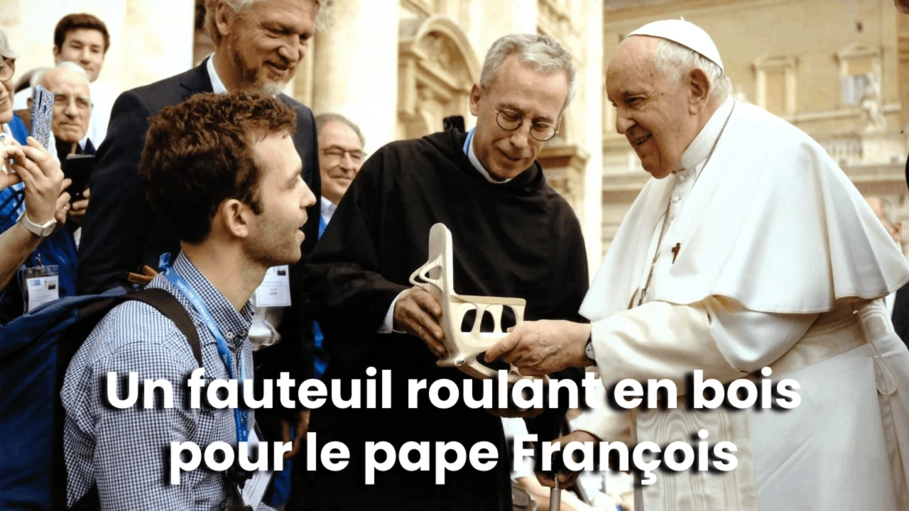 Un fauteuil roulant en bois pour le pape François