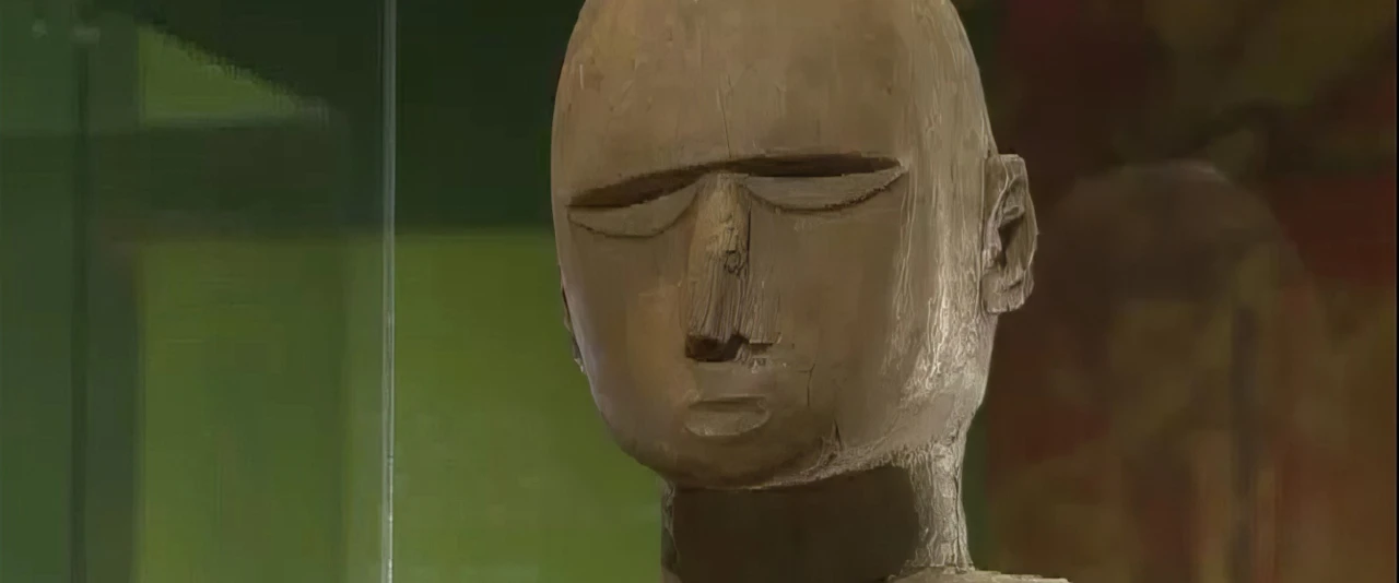 Hiro'a - Statuette habillée et figures des dieux Tu et Roa avec Tara Hiquily