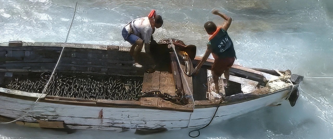 Regards - L'échouage de la goélette Tamari'i Tuamotu à Takaroa